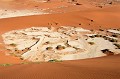 Des cuvettes asséchées et salées s'intercalent entre les dunes. La rivière Tsauchab qui pénétre le Namib et qui est adossée aux montagnes du Naukluft, inonde exceptionnellement ces lieux... sossusvlei,namibie,afrique. 