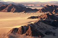 Le désert du Namib n'est pas formé que de dunes. Ici d'imposants massifs surgissent de la plaine. Observation effectuée à bord d'une montgolfière, à partir du lieu-dit "Kulala" qui signifie "endroit où on est bien"... namib,desert,namibie,afrique. 