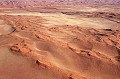 Namib signifie "vaste plaine aride". Ce désert vieux de 80 millions d'années est constitué par une mer de dunes, qui profite par endroits des bienfaits de l'Océan Atlantique. Il récupère en effet de la vapeur d'eau apportée par le brouillard, né de la rencontre des vents froids et humides venus du large, avec la chaleur du désert. La vie y est alors possible... namib,desert,namibie,afrique. 