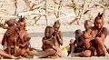 La femme Himba est très active. Outre l'éducation des enfants, elle participe à de nombreux travaux : la construction des cases, la traite des chèvres, la corvée d'eau au puits ou à la rivière, la préparation des repas, la confection des vêtements et des bijoux... Les hommes s'occupent principalement du bétail. himbas,kaokoland,namibie,afrique. 