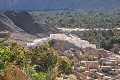 Djanet est une oasis au charme doux et reposant, enserrée entre deux chaînes de montagnes, dominées par le mont Timbeur. Elle surplombe les jardins de la palmeraie. On aperçoit sur cette vue, la partie de la ville (en blanc) en cours de restauration. djanet,tassili,n ajjer,algerie. 