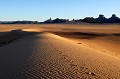 Premières lueurs du jour. En arrière plan, le tassili... erg,admer,tassili,n ajjer,algerie. 