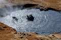 Les vapeurs acides et sulfurées décomposent le sol, qui s'effondre, donnant naissance à des marmites de boue. Les bulles éclatent, projetant des éclaboussures brûlantes... hverarond,islande. 