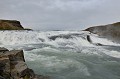 Classé réserve naturelle depuis 1979, ce site se caractérise par une double cascade de la rivière Hvita, qui se précipite, dans un bruit assourdissant, dans un ravin de 32 mètres de profondeur et d'une longueur de 2,5 km. La chute de Gullfoss doit son nom aux reflets dorés du crépuscule qui se posent sur l'eau glacée et à l'arc en ciel qui vient régulièrement apporter sa touche de lumière... gullfoss,islande. 