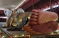 La pagode Kyaukhtatgyi à Rangoon abrite un grand bouddha couché, long de 70 mètres. La plante des pieds est marquée de 108 signes sacrés... bouddha,couche,rangoon,myanmar,birmanie. 