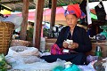 Cette femme de l'ethnie Pa-O, remarquable à son vêtement de couleur noir et à son turban orange, compte l'argent gagné dans la matinée... nyaung,shwe,marche,myanmar,birmanie. 