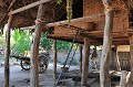 Le bétail vit au rez-de-chaussée et la famille à l'étage. maison,paysan,myanmar,birmanie. 