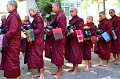 Le monastère de Maha Gandayon, situé à 11 km de Mandalay est le plus important monastère du Myanmar, avec un effectif de 1200 moines. Pour l'unique repas de la journée, les moines se réunissent un peu avant midi. Le repas est constitué du produit de l'aumône du matin et des dons en nature, effectués par les fidèles, au monastère. La nourriture est à base de riz... monastere,maha,gandayon,myanmar,birmanie. 