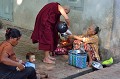 Les moines distribuent de la nourriture aux pauvres qui stationnent à l'entrée du monastère... monastere,maha,gandayon,myanmar,birmanie. 