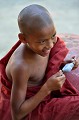 Dans les familles les plus modestes du Myanmar, notamment dans les campagnes, les jeunes enfants ont la possibilité d'intégrer un monastère et de recevoir outre une formation religieuse, une éducation scolaire. Nul n'est tenu de rester dans l'état de moine toute sa vie. Certains retournent à la vie civile après quelques jours, semaines ou années passées au monastère.... moinillon,myanmar,birmanie. 