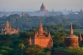 D'après le recensement effectué en 1993 par le Département de l'Archéologie,, le site de Bagan compte 524 stupas, 911 temples, 416 monastères, 379 édifices tels que temples souterrains, cellules, salles d'ordination, bibliothèques et pavillons de prières. Sur une superficie de 42 km2, un total de 2230 monuments auquel il faut ajouter 892 ruines... Ces fondations religieuses ont été édifiées entre le XIème et le XIVème siècle. bagan,myanmar,birmanie. 