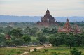 Sur cette vue de la plaine de Bagan, on aperçoit des charrettes tirées par des ânes, le moyen de transport utilisé par les visiteurs pour se rendre d'un temple à l'autre. bagan,myanmar,birmanie. 