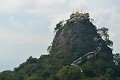 Ancien volcan, à 1520 mètres d'altitude, le Mont Popa domine la plaine au sud de Bagan. Au terme d'un escalier de 700 marches, on peut atteindre la pagode qui coiffe le dick du Mont Popa. De ce lieu insolite, les habitants du Myanmar ont fait la résidence des nats. Ce sont des personnages ou animaux, légendaires ou ayant réellement existés à qui l'on prête de nombreux pouvoirs et qui font l'objet de dévotion. Cette pratique animiste du recours aux esprits, cohabite étrangement, avec les préceptes de la philosophie bouddhiste... mont,popa,myanmar,birmanie. 