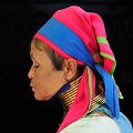 Certaines femmes Padaung rattachées à l'ethnie Kayin continuent à porter des anneaux autour de leur cou et de leurs jambes. Cette tradition, très mutilante et dégradante pour la femme, serait en recul au Myanmar, mais semble prospérer en Thaïlande... femme,girafe,myanmar,birmanie. 