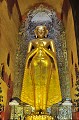 A l'intérieur du temple d'Aninda, se trouvent quatre grandes et très belles statues de Bouddha, hautes chacune de 10 mètres. L'une d'entre elles, fait rarissime, représente Bouddha souriant... bagan,myanmar,birmanie. 