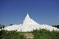 Cette belle pagode blanche a été construite en 1811 par le petit-fils et successeur du roi Bodawpaya, à la mémoire de son épouse, décédée en couches. Elle est conçue sur le modèle de la cosmogonie bouddhique. Les sept terrasses concentriques qui se superposent, symbolisent le mont Méru et les sept montagnes qui l'entourent... mingun,pagode,hsinbyume,myanmar,birmanie. 