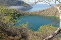 Dans l'île Isabella, le lac d'eau salé Darwin, surplombe l'océan. En arrière-plan, on aperçoit la rade de Tagus où mouille notre bateau. paysage,galapagos,equateur. 