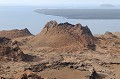 L'archipel des Galapagos est constitué d'îles volcaniques, dont la formation n'est pas liée aux fissures et mouvements provenant de la tectonique des plaques, mais d'un point chaud ancré dans les profondeurs de la terre, sous la plaque Nazca, engendrant sans relâche des cônes volcaniques... paysage,volcanique,galapagos,equateur. 