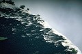 Telle une puissante et immense vague, les eaux du Zambèze se déversent dans la faille, dans un bruit assourdissant, créant un nuage de fines gouttelettes... zambeze,chutes,victoria,zimbabwe,zambie. 