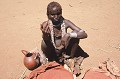 On peut y trouver le produit de beauté si apprécié par la femme Hamer : une poudre ocre issue de l'hématite pilée. marche,ethiopie. 