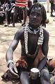 On peut aussi trouver du beurre. Associé à l'argile, il forme un cosmétique de premier ordre pour la beauté du cheveu Hamer !!! hamer,ethiopie. 