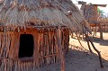 La hutte Hamer est construite en forme d'obus, avec de grosses branches solidement imbriquées. Sur cette vue, on aperçoit en arrière-plan, le grenier à céréales. Au nombre de 40 000, les Hamer sont des semi-nomades, qui se déplacent souvent en empruntant des itinéraires ancestraux. Ils cultivent le sorgho, le millet, le coton, le tabac, mais leur activité principale concerne l'élevage. L'abondance de bétail confère richesse et rang social à son propriétaire, lui permettant de subvenir aux besoins d'une famille composée de plusieurs femmes et enfants... hamer,ethiopie. 