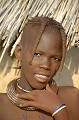 La scolarisation des jeunes est plus facile lorsque les familles se sédentarisent près des villes. Pour les autres, il existe des écoles mobiles, dans lesquelles les enfants apprennent l'anglais. himba,namibie. 