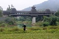 C'est un des plus beaux ponts de la province du Guizhou. Il est appelé "pont de la pluie et du vent", comporte trois tours et abrite en son couloir intérieur de nombreuses fresques, représentant la vie à la campagne, œuvres d'artistes locaux... pont,diping,chine. 