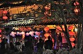 Lijiang est une ville très touristique, visitée par les chinois et les étrangers. On y trouve quantité de vêtements Naxi, viande de yak séchée, accessoires en cuir, remèdes composés à partir de plantes... et aussi de nombreux lieux de restauration et de loisirs. lijiang,chine. 