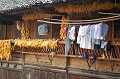 L'habitat Miao est construit en bois et le toît recouvert de tuiles. La façade sert de séchoir à maïs et de séchoir à linge... miao,maison,chine. 