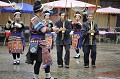 Le lusheng, instrument de musique à vent, fabriqué en bambou, avec 4 à 6 tuyaux, peut atteindre plusieurs mètres de hauteur. Orgue à bouche chinois, il exhale un son proche de celui d'une cornemuse. Il daterait de 3000 avant JC et aurait inspiré l'invention de l'harmonium et de l'accordéon... lusheng,instrument,musique,chine. 