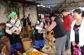 Il se tient tous les cinq jours. C'est un extraordinaire lieu de rencontres multi-ethniques. Les femmes portent leur habit traditionnel. On peut y apercevoir principalement les minorités Hani et Yi... marche,yuanyang,chine. 