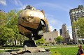 Cette œuvre réalisée par l'Allemand Fritz Koenig en 1971 est visible à Battery Park. Elle figurait auparavant place Austin Tobin, entre les deux tours du World Trade Center. Endommagée lors des attentats du 11 septembre 2001, elle est dédiée à la mémoire des victimes. sphere,koenig,new,york. 