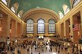 Site classé, construit en 1871, restauré au début du XXème siècle, Grand Central Terminal est la gare de New York. Chaque jour les trains des banlieues nord acheminent 500 000 passagers. C'est aussi l'une des plus importantes station de métro. Cet espace est très raffiné avec sol en marbre, lustres en or et nickel, horloge en laiton, immenses baies vitrées et un plafond figurant les constellations zodiacales à l'envers. grand,central,terminal,new,york. 