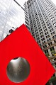 Œuvre du sculpteur américano-japonais Isamu Noguchi, le Red Cube est situé dans Financial District, en face de Trinity Church. new,york. 