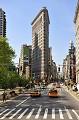 Situé au triangle d'intersection de la Vème avenue, de Broadway et la 22ème rue Est, cet immeuble de 87 mètres de haut, construit en 1902 par Daniel Burnham est appelé "fer à repasser" en raison de sa forme très particulière... flatiron,new,york. 
