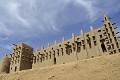 Célèbre dans toute l'Afrique musulmane, la grande mosquée de Djenné que l'on peut admirer aujourd'hui, date de 1906. Cet édifice compte 100 piliers et 100 puits de lumière. Il a été réalisé avec des briques de banco, mélange d'argile, de paille et de beurre de karité. La mosquée comprend une salle pour les hommes, une cour pour prier la nuit en période de fortes chaleurs et un espace pour les veuves et les femmes, ayant effectué le pèlerinage à la Mecque. Elle est entretenue à l'intérieur par les femmes et à l'extérieur par les hommes... djenne,mali,afrique. 