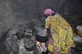Les Dogon sont cultivateurs et les céréales constituent l'essentiel de leur nourriture : petit mil, sorgho, riz, maïs... Sur cette vue, la femme prépare une bouillie de mil. Ils élèvent aussi des volailles, chèvres et moutons pour leur consommation de viande... dogon,mali,afrique. 