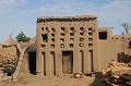 Dans chaque village Dogon, existe une maison appelée "Ginna Banga", qui est celle du chef spirituel de la communauté. Mais chaque quartier a son propre "Ginna". La construction se distingue par une façade composée de niches, qui abritent des poteries et ustensiles ayant appartenus aux ancêtres, et une terrasse, accessible par une échelle taillée dans un tronc d'arbre, sur laquelle se trouve l'autel des ancêtres (Wagem). dogon,mali,afrique. 