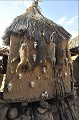 Les trophées de chasse sont exposés sur la façade de la maison du chasseur. On observe que les singes figurent en bonne place parmi les proies... dogon,mali,afrique. 