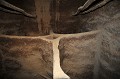 Le grenier femelle est plus petit que le grenier mâle. Il est divisé en quatre parties, pour recevoir le stockage du mil, du sorgho, de l'arachide et du fonio. Dans la partie supérieure du grenier, les femmes rangent leurs ustensiles de cuisine, les calebasses et les habits. Le trou central peut servir de cachette pour entreposer les bijoux ou objets précieux... dogon,mali,afrique. 