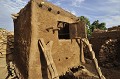 Tronc creusé d'encoches et appuyé contre un mûr, l'échelle Dogon permet d'accéder aux terrasses ou à la petite porte d'entrée du grenier à mil. Le sommet de l'échelle évoque le "nommo", personnage fondamental de la cosmogonie Dogon : les bras levés pour invoquer l'arrivée de la pluie... dogon,mali,afrique. 