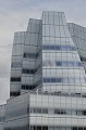 Achevé en 2007, dans le quartier de Chelsea, IAC Building abrite le siège d'une importante société de tourisme américaine. Construit sur 10 étages, l'immeuble se distingue par sa forme (celle d'un iceberg torsadé) et par les sérigraphies en céramique blanche qui créent un étonnant effet translucide. Le style déconstructiviste, adepte du mouvement, cher à Gehry, auteur entre autres du Musée Guggenheim à Bilbao, de la Fondation Vuitton à Paris, du Walt Disney Concert Hall  à Los Angeles, de la Maison dansante à Prague, apporte une touche de jeunesse, de créativité et de dynamisme à l'architecture moderne... gehry,style,iac,buiding,chelsea,manhattan,new,york. 
