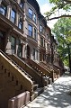 Les "Brown stones" désignent les maisons alignées et identiques, construites en grès rouge, en provenance des carrières du New Jersey et du Connecticut.
Ces maisons sont très recherchées dans Harlem et constituent de nouveaux quartiers bourgeois... harlem,new,york. 