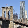 Autre building conçu par Gehry, "New York by Ghery", cette tour résidentielle de 76 étages, haute de 265 mètres, en arrière-plan du pont de Brooklyn et à proximité de Ground Zéro. Elle se caractérise par ses 10 500 panneaux ondulants en acier inoxydable. Inconvénient : l'effet loupe du soleil sur la structure métallique serait à l'origine de quelques départs de feu dans le voisinage. Des travaux de dépolissage sont envisagés... gehry,style,manhattan,new,york. 