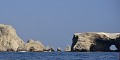 Au large du port de pêche de Paracas, sur la côte pacifique, à 270 km au sud de Lima, les îles Ballestas abritent une réserve naturelle, d'où l'on peut observer et admirer un grand nombre d'animaux marins. Parcourues par le courant froid Humboldt, les eaux sont riches en poissons et attirent des milliers d'oiseaux, dont les déjections favorisent depuis le XIXème siècle, l'exploitation du guano, comme fertilisant pour l'agriculture... iles,ballestas,paracas,perou. 