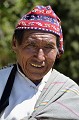 Les habitudes vestimentaires marquent le statut social des habitants. Le bonnet blanc et rouge est porté par les hommes mariés, le rouge uni permet d'identifier le célibataire. Le "leader" du village porte un bonnet en feutre noir.
Les femmes mariées sont toutes vêtues de noir. Les femmes célibataires portent des décorations sur le bas de leurs jupons. Titicaca,taquile,perou. 