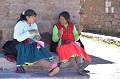 L'île de Taquile est célèbre pour son art textile, inscrit au patrimoine culturel immatériel de l'humanité par l'UNESCO en 2008. Les femmes filent la laine, les hommes tissent. Autre particularité, tous les habitants portent les costumes traditionnels. Autre tradition insolite, le "Servinacuy" : depuis l'époque inca, il est de coutume qu'un jeune couple avant de se marier, fasse l'essai de la vie conjugale. Si au terme de deux années de concubinage, le couple fonctionne bien, alors le mariage est célébré. Titicaca,taquile,perou. 