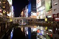 Troisième ville du Japon, Osaka grâce à son port est l'un des grands pôles commerciaux d'Asie. Mais ce qui la caractérise, c'est sa vie nocturne bruyante, frénétique autour du canal Dôtombori et de ses grandes enseignes lumineuses.
Historiquement quartier des théâtres, Dôtombori se distingue par ses restaurants et sa cuisine inventive. Certains journalistes n'hésitent pas à proclamer Osaka comme la capitale gastronomique du monde. canal,dotombori,osaka,japon. 
