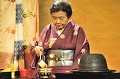 Elle fait référence à un rite traditionnel, d'un grand raffinement, influencé par le bouddhisme zen. Le maître du thé, homme ou femme, vêtu d'un kimono, purifie à l'aide de linges de soie le service qui contiendra le thé, chauffe l'eau à 90° puis la verse sur la poudre de thé (matcha) et fait naître avec un fouet de bambou, une mousse délicate à la surface du breuvage. Les ustensiles, les gestes liés à la préparation et à la dégustation, relèvent de codes anciens et rigoureux. ceremonie,the,japon. 